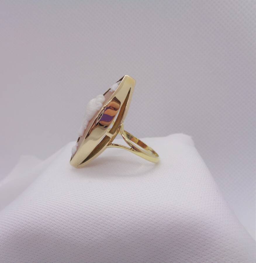 Antique Large Cameo Ring 750 (18ct) Gold 5 Antique Large Cameo Ring 750 (18ct) Gold